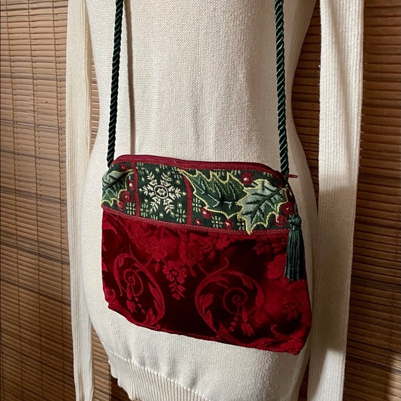 🎄Holiday crossbody bag. Deep red and green, perfect for this time of the year. - Picture 9 of 16